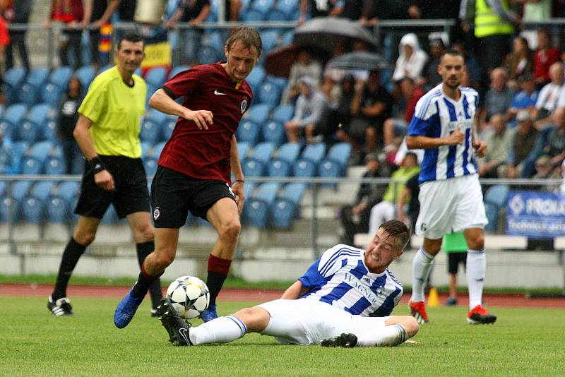 Fotbalisté Domažlic (na archivním snímku hráči v modrobílých dresech) prohráli na hřišti Benešova 3:5.