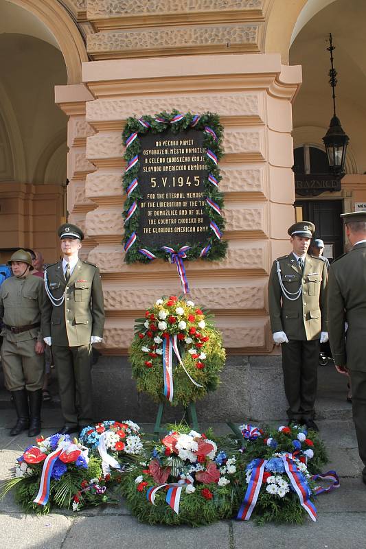 Na 73. výročí konce druhé světové války dorazil válečný veterán James Duncan (93), který Domažlice osvobozoval.