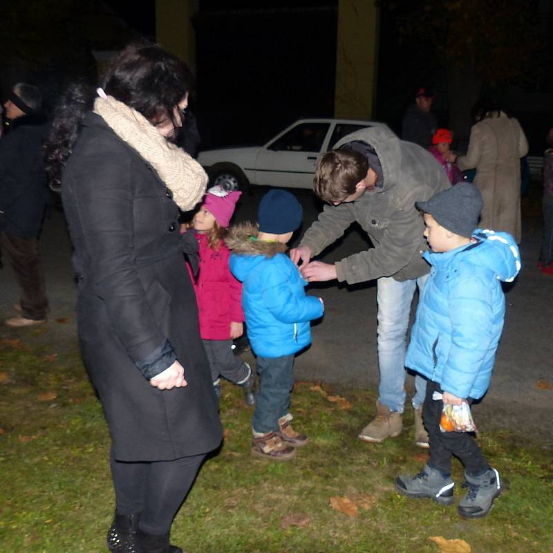 Rozsvícení vánočního stromu v Radonicích předcházel kulturní program v kapli sv. Jakuba.