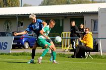 Fotbalisté TJ Jiskra Domažlice (na archivním snímku hráči v modrých dresech) porazili na domácím hřišti rezervu Slavie Praha těsně 3:2.