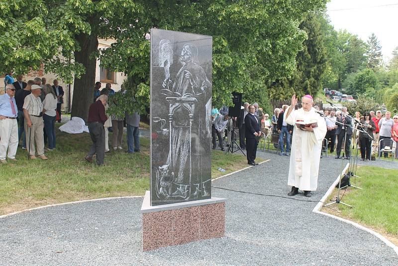 ODHALENÍ PAMÁTNÍKU se uskutečnilo v sobotu za přítomnosti českých i německých rodáků ze Šitboře.Foto: Deník/Jiří Studnička