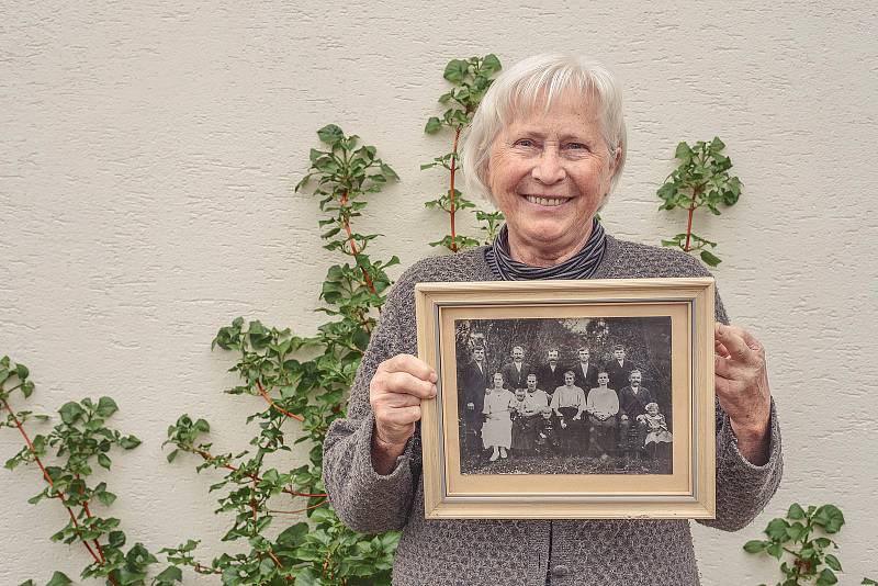 Kniha Po pěšinách Bělskem představuje historii regionu a jeho proměny. Součástí jsou dobové fotografie zaniklých obcí i aktuální snímky. Na jednom z nich paní Šosová, rozená Kořínková, ukazuje  fotografii svých předků, kteří žili ve Valdorfu.