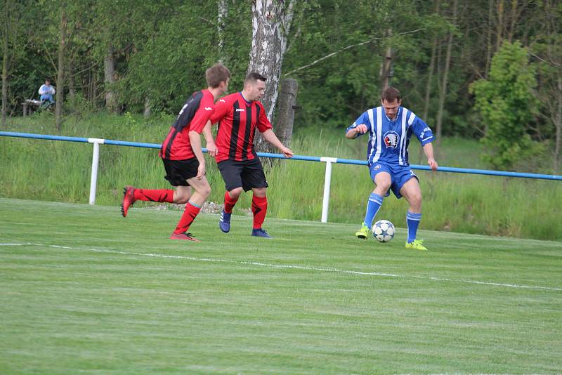 Staňkovští fotbalisté zdolali hokejisty Plzně 4:2.