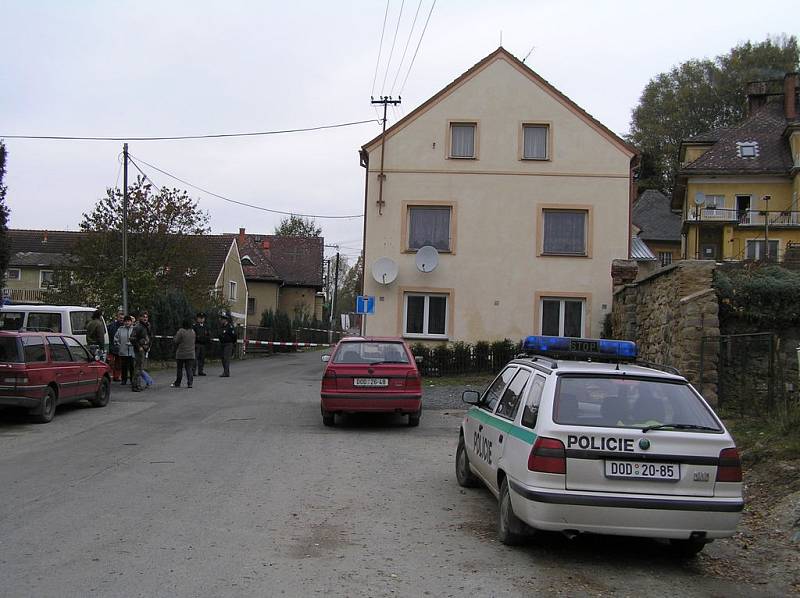 MÍSTNÍ JSOU TRAGÉDIÍ ZDRCENI. V této části Bělé nad Radbuzou se v pondělí kolem poledne odehrála roztržka, která skončila vraždou.  Policisté  ulici ohradili červenobílou páskou a místo střežili.   