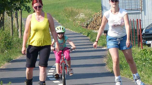 Vylepšují stezku od Klenčí ke Ždánovu. Bruslaři budou mít konečně místo, kde usednout při obouvání bruslí, ostatní pak k odpočinku. 