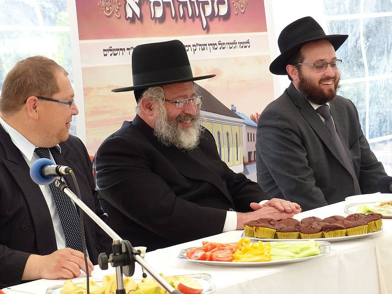 Z PŘÁTELSKÉHO POSEZENÍ PŘI POLOŽENÍ ZÁKLADNÍHO KAMENE SYNAGOGY V POBĚŽOVICÍCH. Zleva starosta Poběžovic Hynek Říha, dále rabín Avraham Yehoshua Waldman z New Yorku a rabín Josef Segal z Ukrajiny.