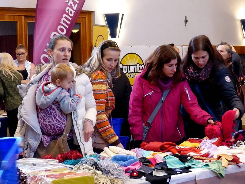 II. charitativní vánoční jarmark. Sál MKS Domažlice zaplnily nejrůznější výrobky, jejichž koupí přispěli lidé na nemocné děti.