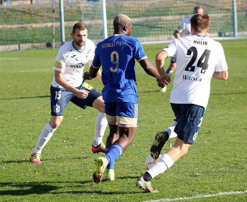 13. kolo FORTUNA ČFL, skupina A: FK Motorlet Praha (modří) - TJ Jiskra Domažlice (hráči v bílých dresech) 1:1 (1:1).