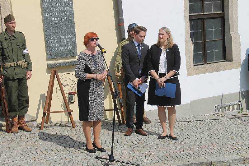 K 73. výročí konce druhé světové války dorazila vojenská technika, hrála dobová hudba a starosta s váženými hosty, např. zástupkyní americké ambasády, položili věnce