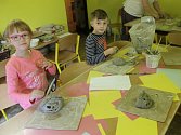 Podzimní dekorace z keramiky vyráběly děti v sobotu dopoledne v domažlickém Domu dětí a mládeže Domino.
