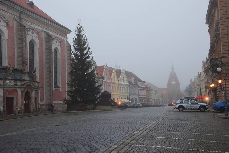 Vánoční strom v Domažlicích už svítí.