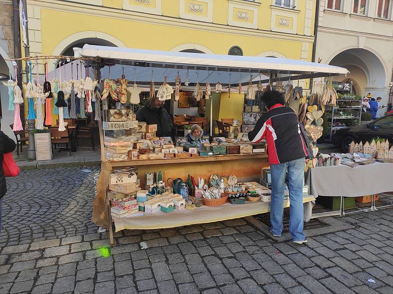 Jednodenní Vánoční trhy v Domažlicích přilákaly v sobotu 18. prosince spoustu návštěvníků. Lidé zavzpomínali i na Havla, který zemřel přesně před deseti lety.