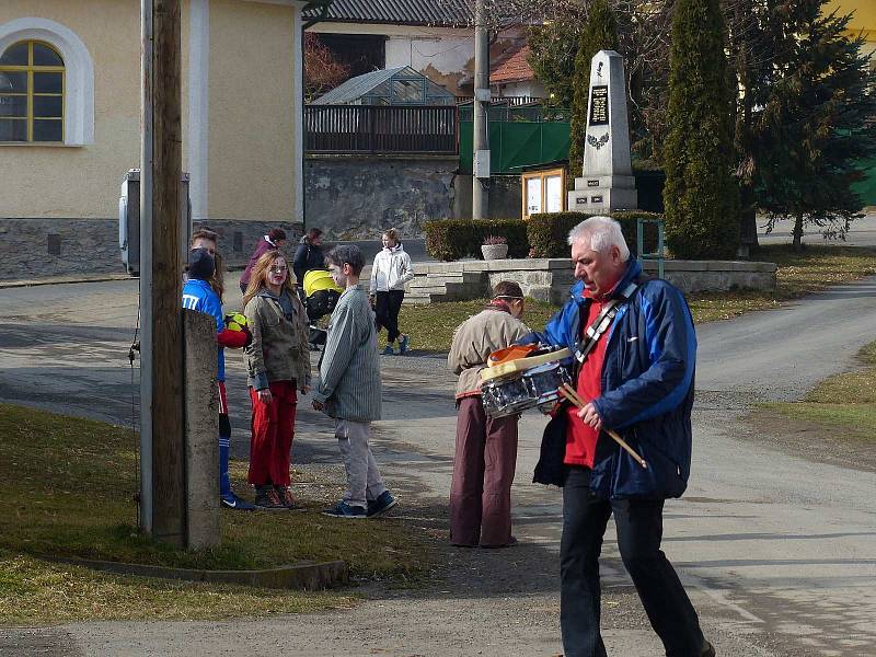 Obyvatelé Nevolic a Stráže opět uspořádali společný masopustní průvod.