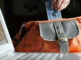 Krádeže peněženek z kabelek i jiných zavazadel nejsou pro zloděje nic nemožného. Ilustrační foto.