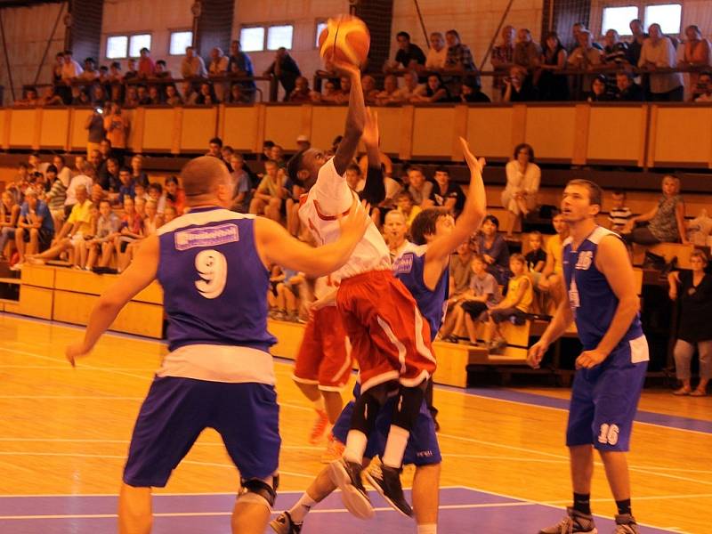 Z přátelského utkání basketbalistů Jiskry Domažlice a výběru amerických univerzit.