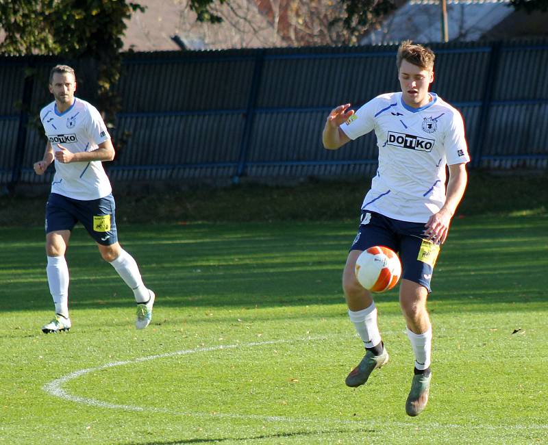 13. kolo FORTUNA ČFL, skupina A: FK Motorlet Praha (modří) - TJ Jiskra Domažlice (hráči v bílých dresech) 1:1 (1:1).