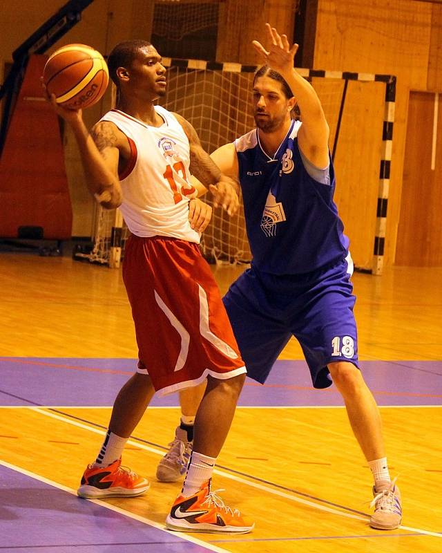 Z přátelského utkání basketbalistů Jiskry Domažlice a výběru amerických univerzit.