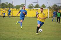 Martin Levý (ve žlutém dresu z utkání proti Zahořanům) vstřelil první gól Sokola Poděvousy v Chodské Lhotě před rozhodujícím hattrickem svého spoluhráče Ondřeje Masničky.