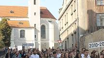 Sobotní průvod, který byl vrcholem oslav domažlického gymnázia, směřoval od budovy školy do centra a skončil u Chodského hradu. Zúčastnily se ho stovky lidí.