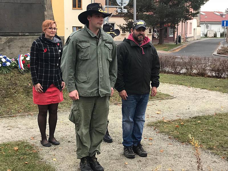 Z piety a uctění památky u pomníku Svobody v Domažlicích.