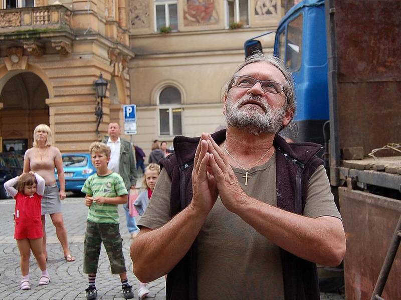 PŘESUN SOCH NA MÍSTO BEDLIVĚ SLEDOVAL ak. malíř a restaurátor památek Jaroslav Šindelář ze Lhoty u Plzně.Se sepjatýma rukama pozoroval, jak jeřáb usazuje svaté na místo.