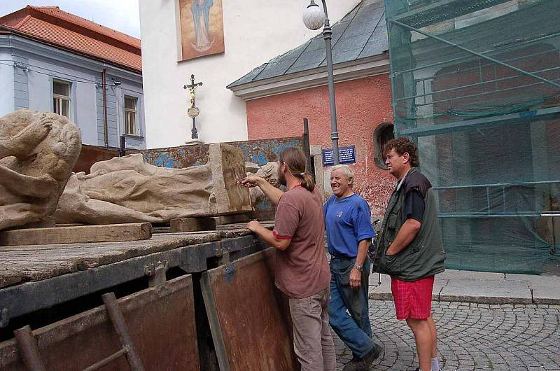 Z návratu soch světců na kostel Narození Panny Marie.