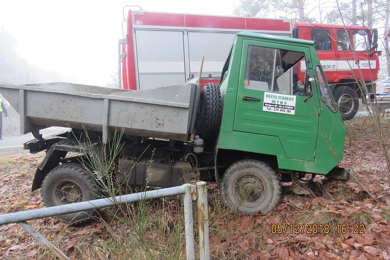 AUTO na střeše. Osmnáctiletý řidič byl s lehkými zraněními převezen do nemocnice.