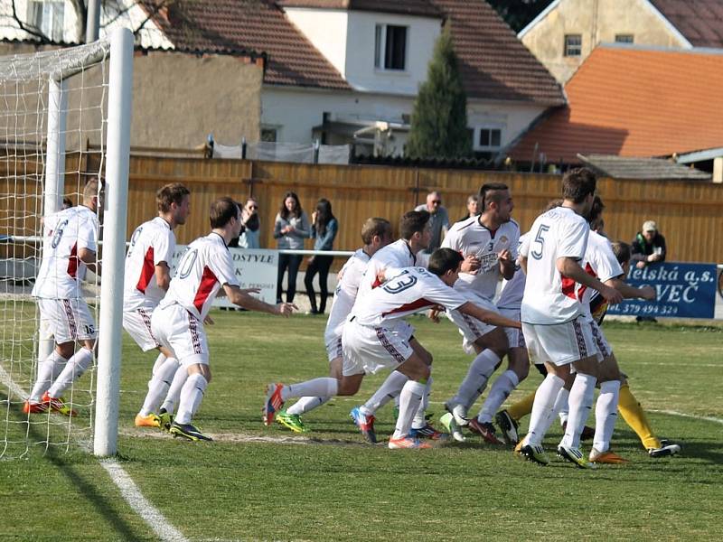 Šlágr 19. kola krajského přeboru mezi fotbalisty Slavoj Koloveč a SK Klatovy.