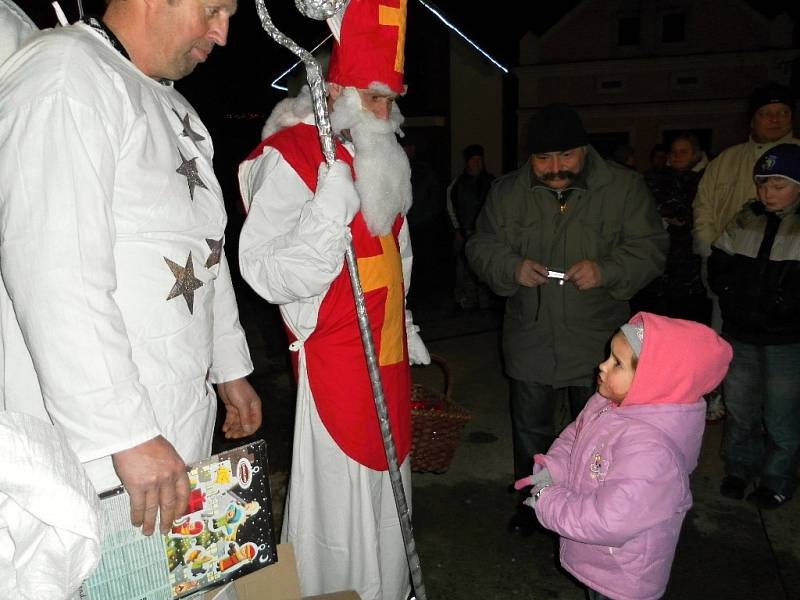 Z rozsvícení stromu a mikulášské nadílky v Čermné.