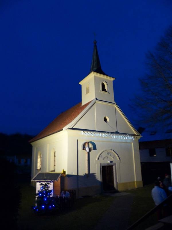 ZE SLAVNOSTI U KAPLE SV. VÁCLAVA VE STARÉM KLÍČOVĚ. Nový betlém byl důvodem k sešlosti a zpěvu.