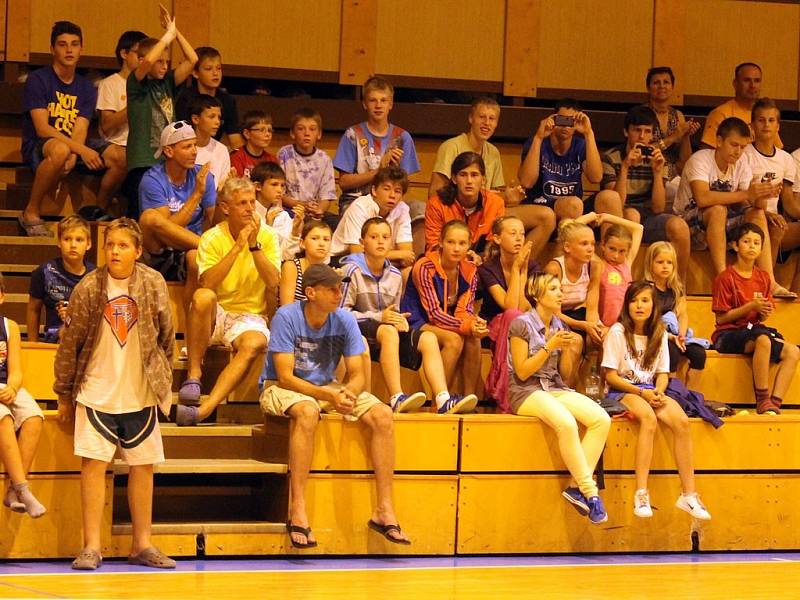 Z přátelského utkání basketbalistů Jiskry Domažlice a výběru amerických univerzit.