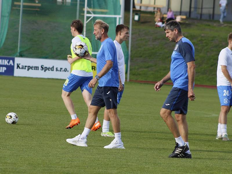 6. kolo FORTUNA ČFL A: TJ Jiskra Domažlice (na snímku fotbalisté v bílých dresech) - FC Slavia Karlovy Vary 2:2 (2:1).