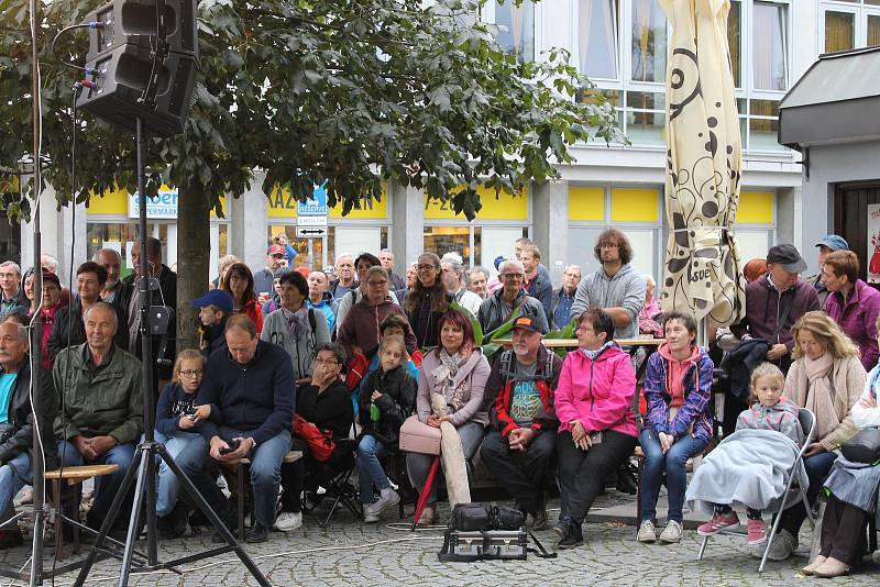 Canzonetta vystoupila v alejích.