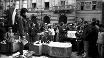 Demonstrace na domažlickém náměstí v listopadových v týdnu od 22. listopadu 1989. Na snímku David Bauer.