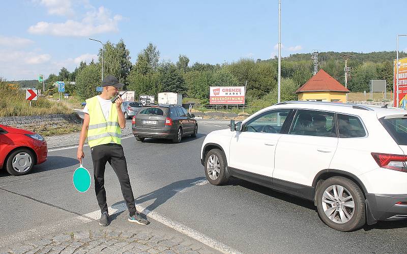 Silničáři už začali opravovat více než kilometrový úsek komunikace první třídy na Folmavě. Doprava je v místě řízena kyvadlově, ve špičce se tady tvoří fronty.