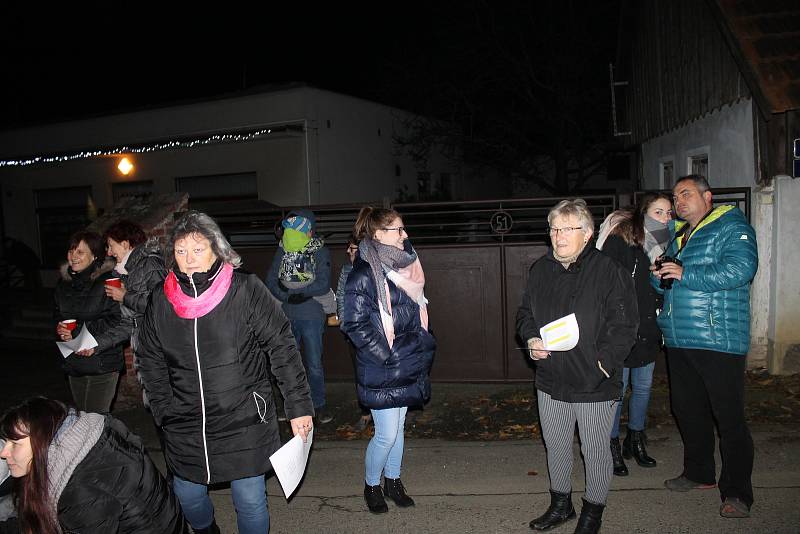 Rozsvícení vánočního stromku ve Spáňově má zatím krátkou tradici.