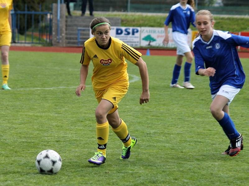 Sedmý turnaj v sezoně II. ligy starších žákyň v Domažlicích - zápas domácí Jiskry s pražskou Duklou - 1:0 (1:0).