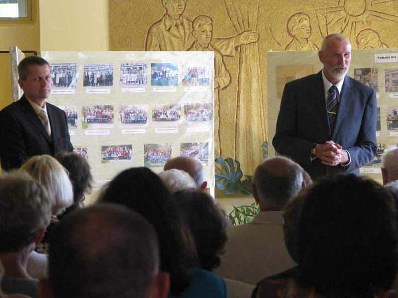 Hosty přivítali ředitel školy Pavel Janský (vlevo) a zástupce Luděk Thomayer.