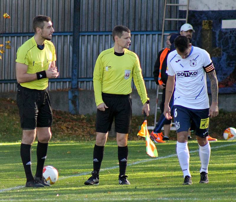 13. kolo FORTUNA ČFL, skupina A: FK Motorlet Praha (modří) - TJ Jiskra Domažlice (hráči v bílých dresech) 1:1 (1:1).