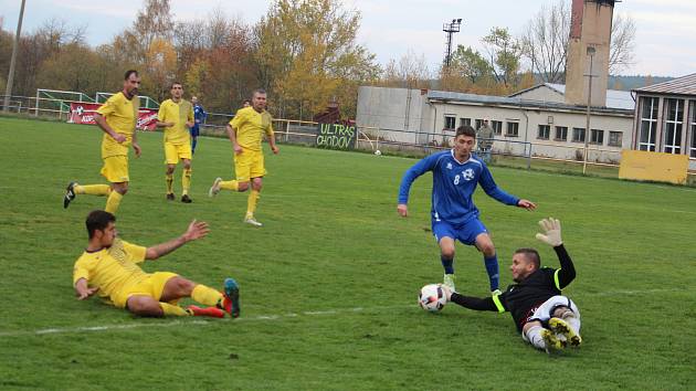 FOTBALOVÁ I.B TŘÍDA: Tatran Chodov (ve žlutém) - TJ Chodský Újezd (v modrém) 2:2 (2:0), na PK 3:4.