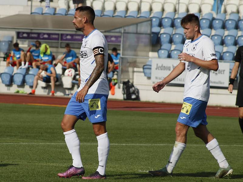 1. kolo MOL Cupu: TJ Jiskra Domažlice (na snímku hráči v bílých dresech) - FK Králův Dvůr 2:1 po prodloužení.