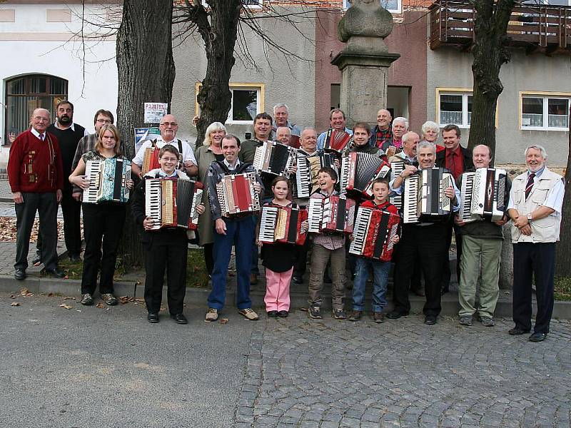 Setkání harmonikářů v Hostouni.