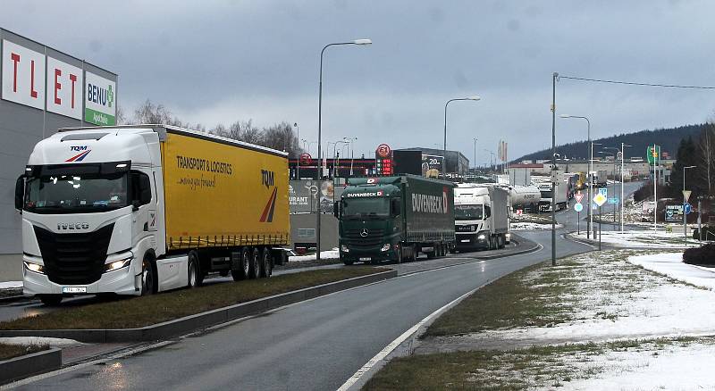 Na hraničním přechodu Folmava se také ve středu ráno tvořily kolony. Situace je ale podle oslovených řidičů už lepší než pondělí. Foto: Deník/Klára Mrázová