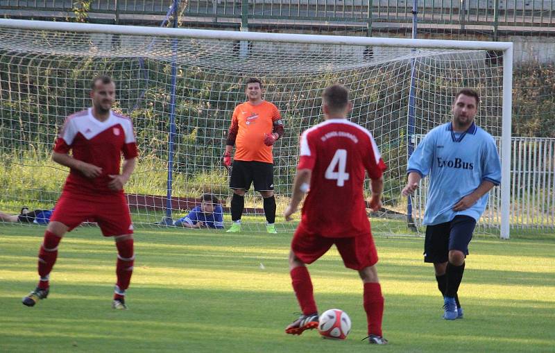 FK Holýšov B (v modrém) - Sokol Osvračín (v červeném) 2:2, na penalty 2:4.