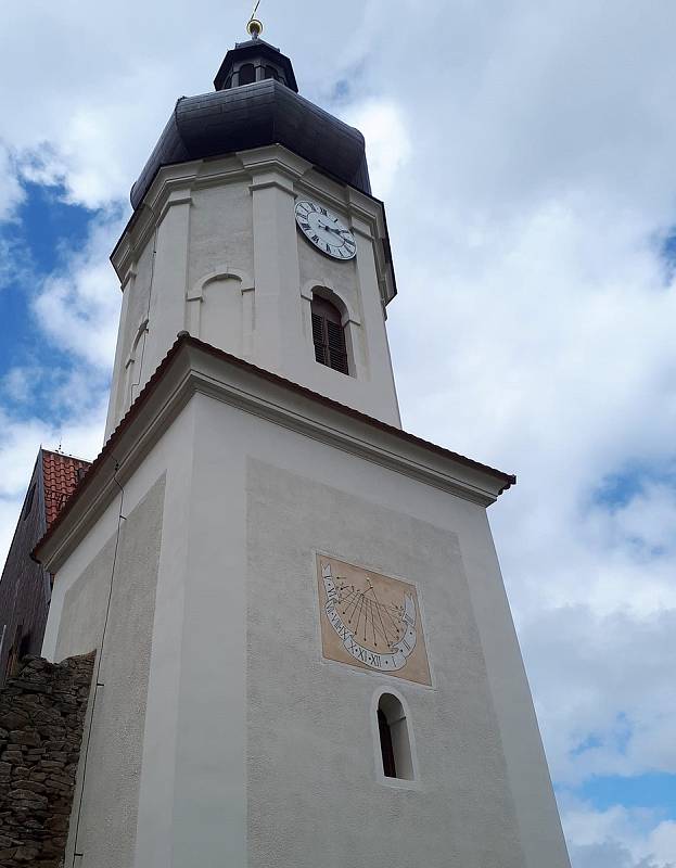 Šitbořský kostel sv. Mikuláše s novými věžními hodinami.