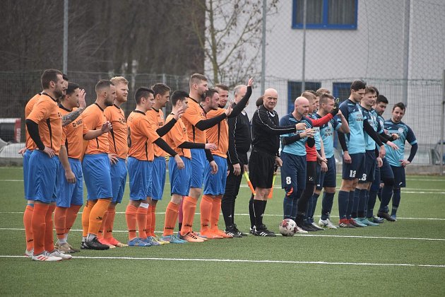 Fotbalisté TJ Slavoj Koloveč (oranžové dresy), archivní snímek.