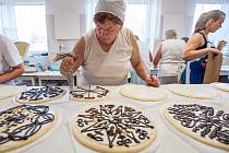 V Bořících u Domažlic se od čtvrtka pečou koláče na chodské slavnosti. Rodinná pekárna a cukrárna Marie Vondrovicové povolala na pomoc desítky žen z okolí. Letos pekárna vyrobí na 7000 koláčů.
