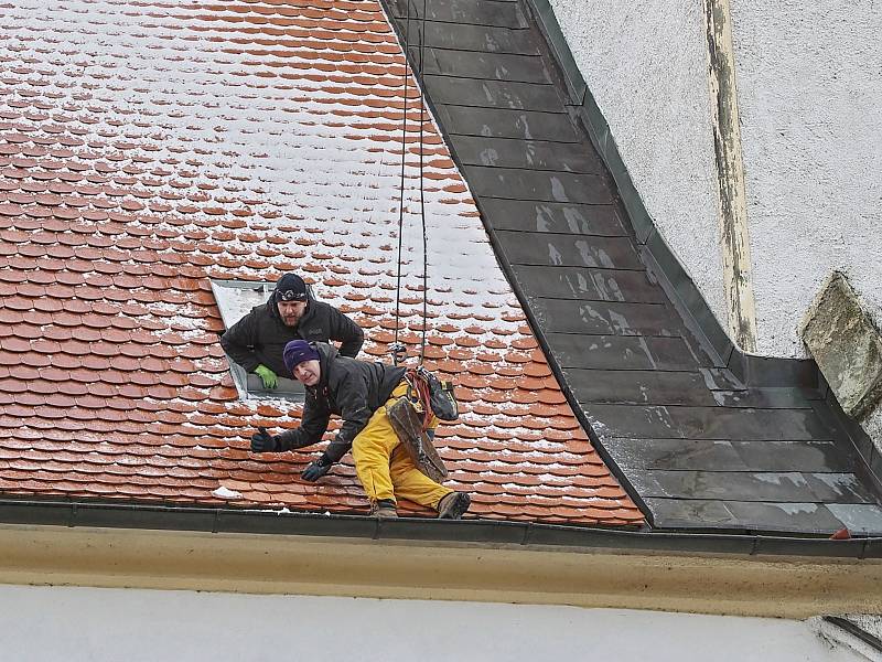 Horolezci na loučimském kostele. Z výšky jsou unikátní pohledy a záběry.