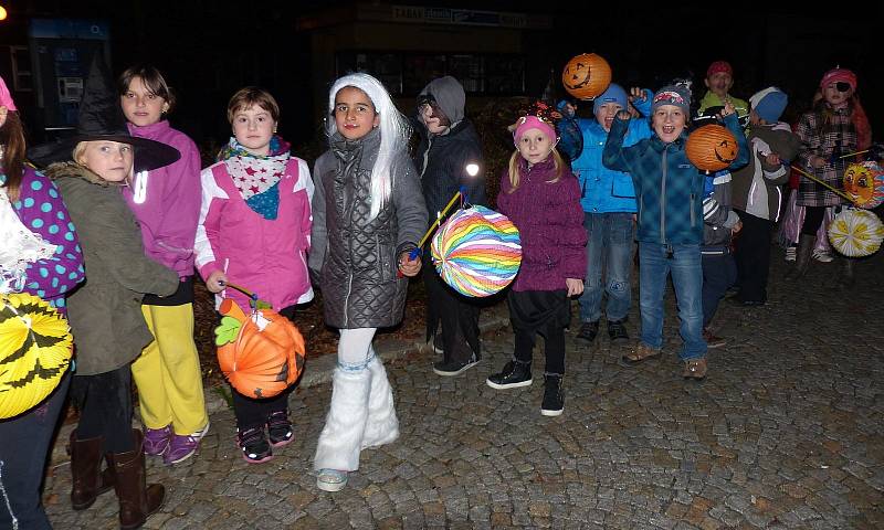 Lampionovým průvodem zahájili školáci dnešní Strašidelné spaní v družině. 