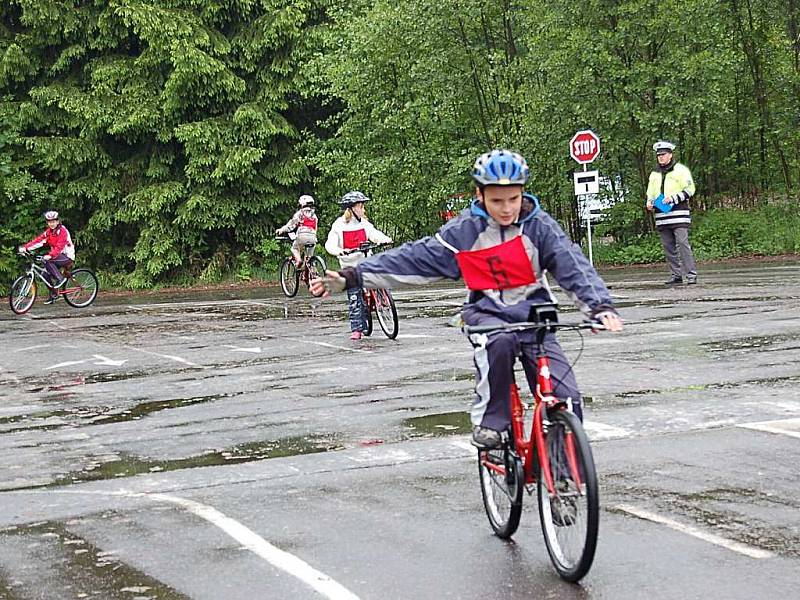 Okresní kolo Dopravní soutěže mladých cyklistů se dnes, ve čtvrtek 14. května, konalo v Domažlicích.